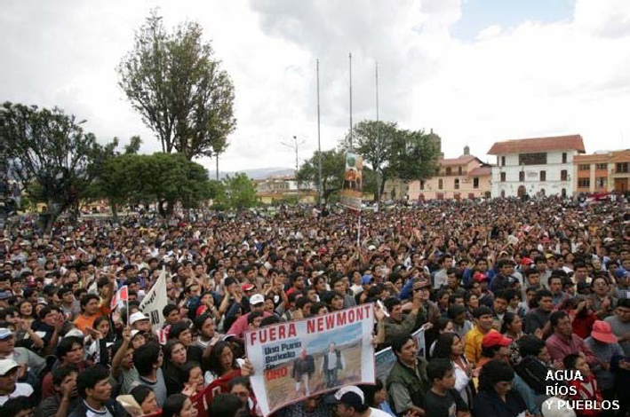 Manifestación contra la minnera Yanacocha (Newmont) en Perú.